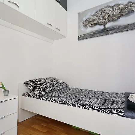 Апартаменты Spacious Zarita Задар
